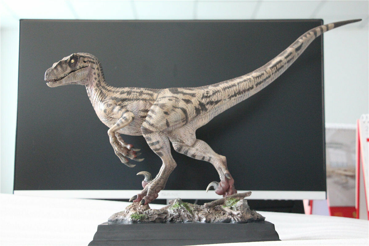W-Dragon 1/8 Deinonychus Statue